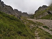 04 Salendo la lunga ripida  a tratti Val Gerrona tra spettacolari contrafforti rocciosi anche con nebbia